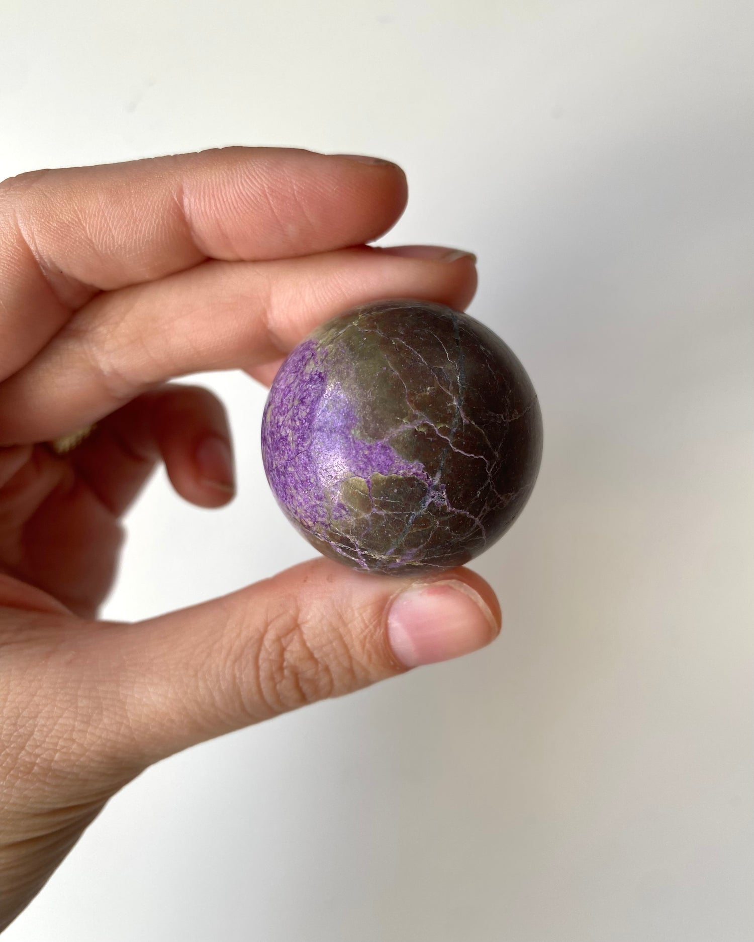 Sfera in Stichtite (Atlantesite)