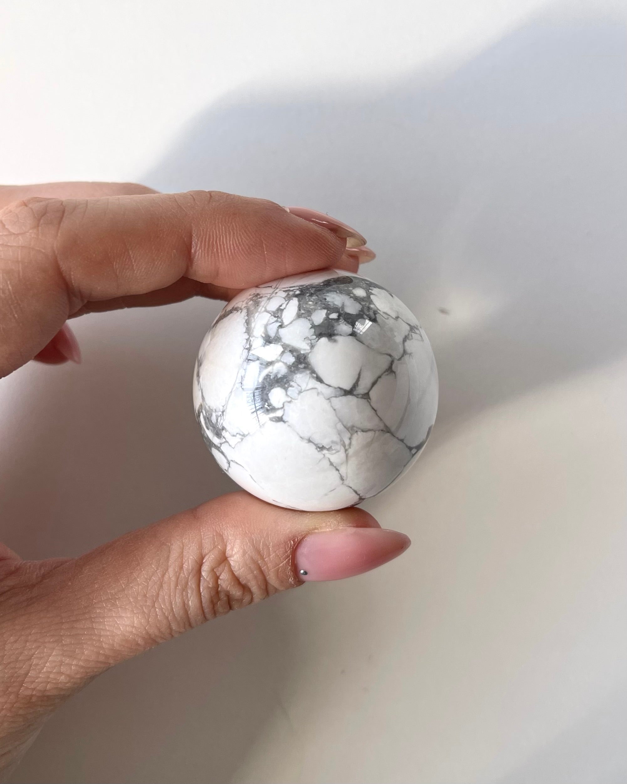 Sfera in Howlite (Magnesite)